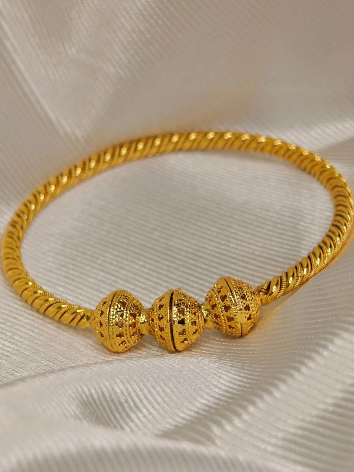 Graceful Gold Noah Bangles