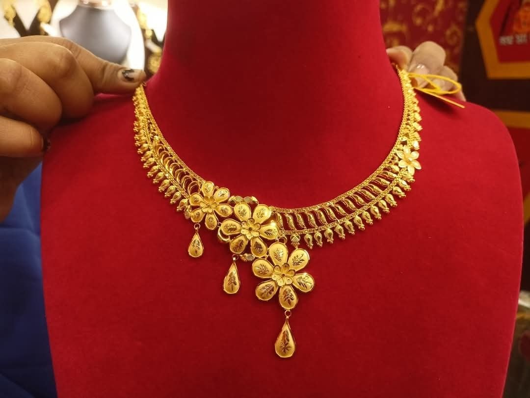 Elegant Traditional Gold Necklace